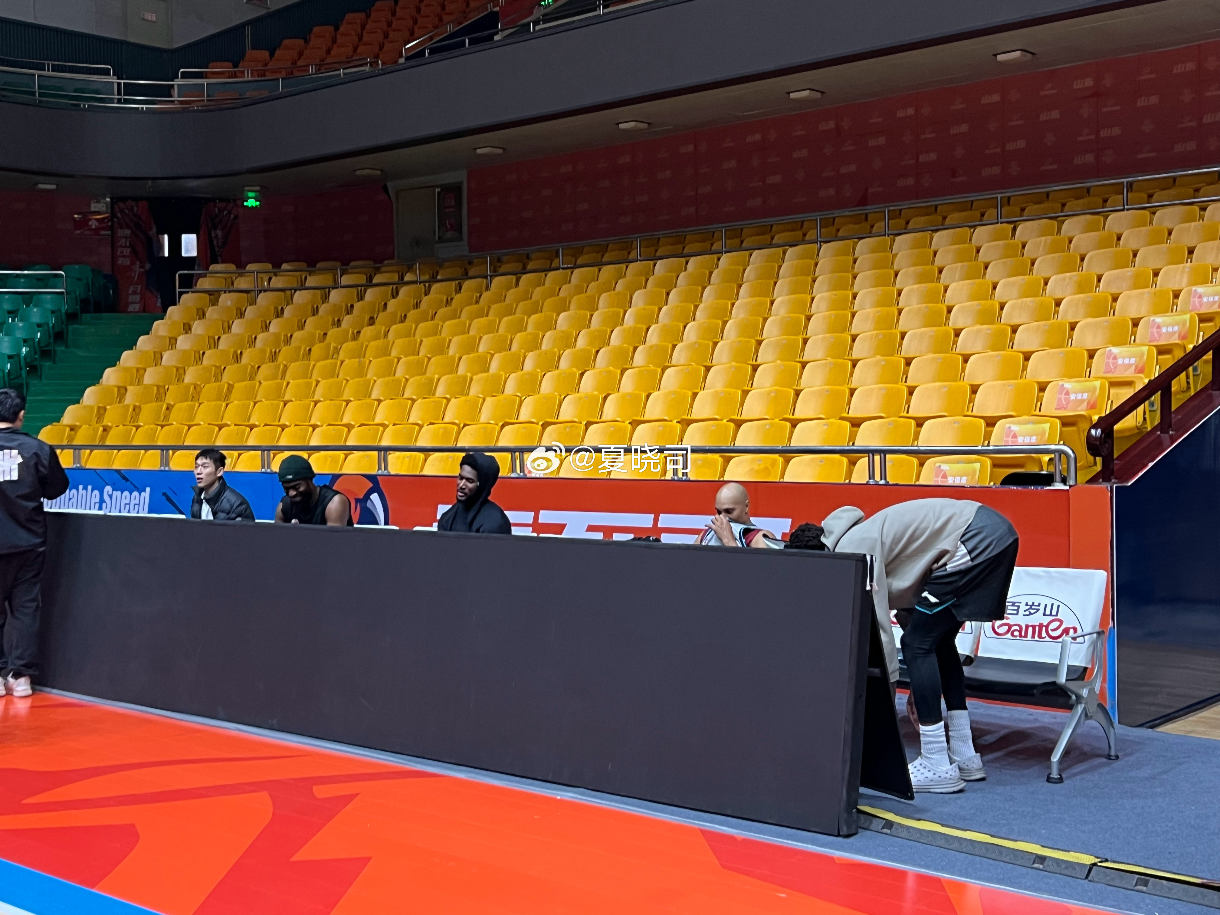 浙江队赛前训练完了，几个外援心情不错。 