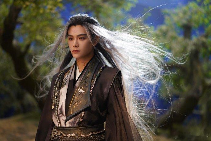 #丁禹兮邪恶银渐层造型#丁禹兮的邪恶银渐层造型惊艳无比，银发挑染似神秘星光，烘托