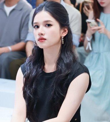 张婧仪吃排骨把牙崩掉了张婧仪也太可爱直播说在拍摄《人生路不熟》吃排骨把牙崩掉了，