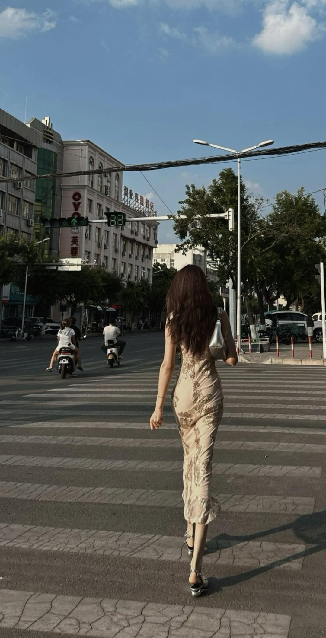 她说远方没有花开，她说青春一去不再来，现实的土壤快要把她的理想掩埋