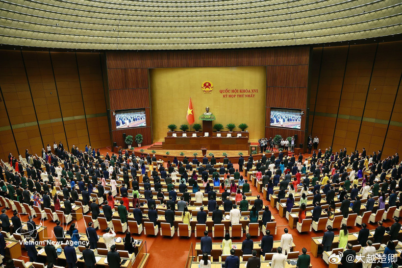 苏林当选越南主席，证实兼任俩要职。那意味着越南将由现在的五架马车恢复到四架状态，