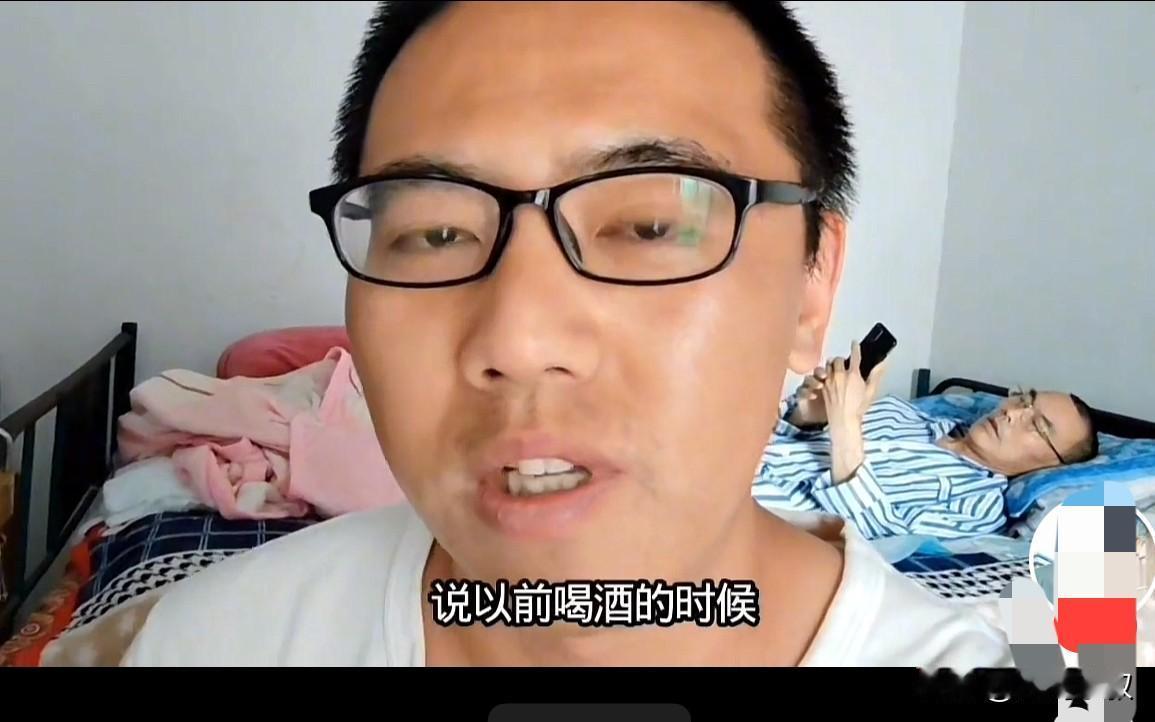忧忧最近表现不错，一直在家照顾老爸了。

边拍视频，边照顾老爸，也挺好。忧忧照顾