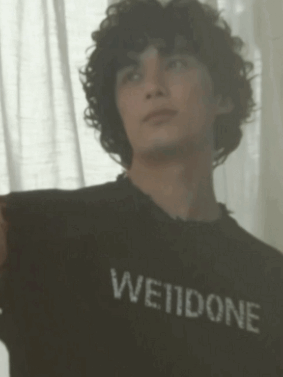 吴磊的泡面头必有高人指点一般这个造型我是get不到的，但吴磊我可以[流鼻血][流