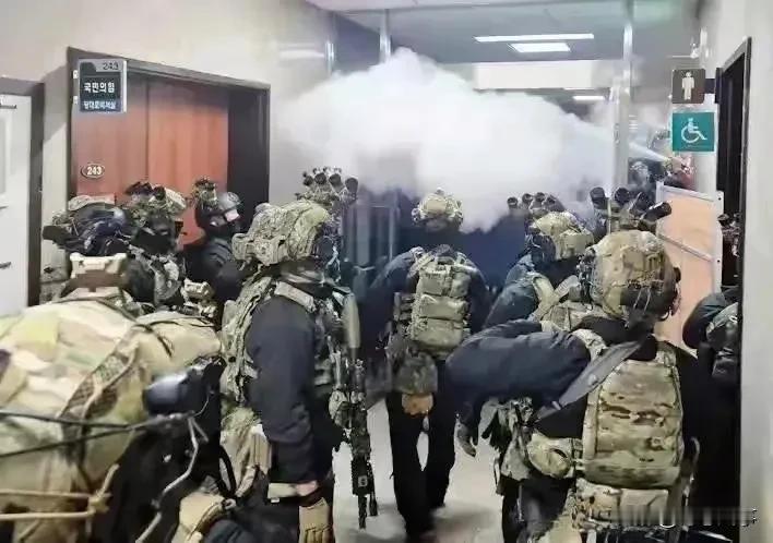 首尔那晚发生的事情，让人好奇为啥韩国的707特种部队表现得那么弱？听听内行人是怎