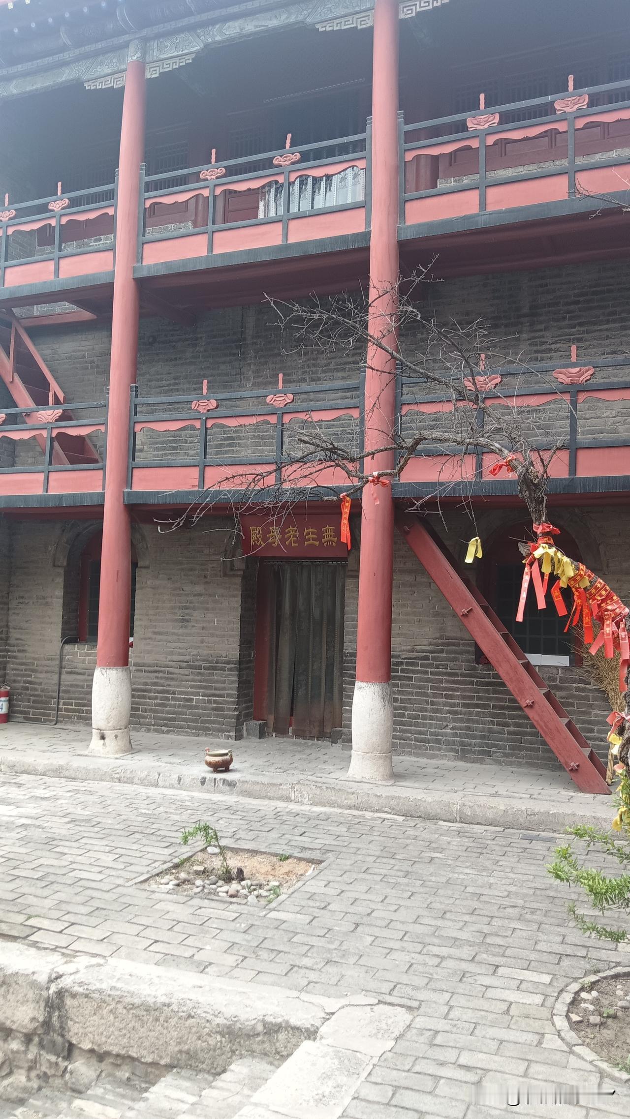 这是河北邯郸峰峰某地，大家看一下，这楼是算三层，还是两层？
中间那一层，无门无窗