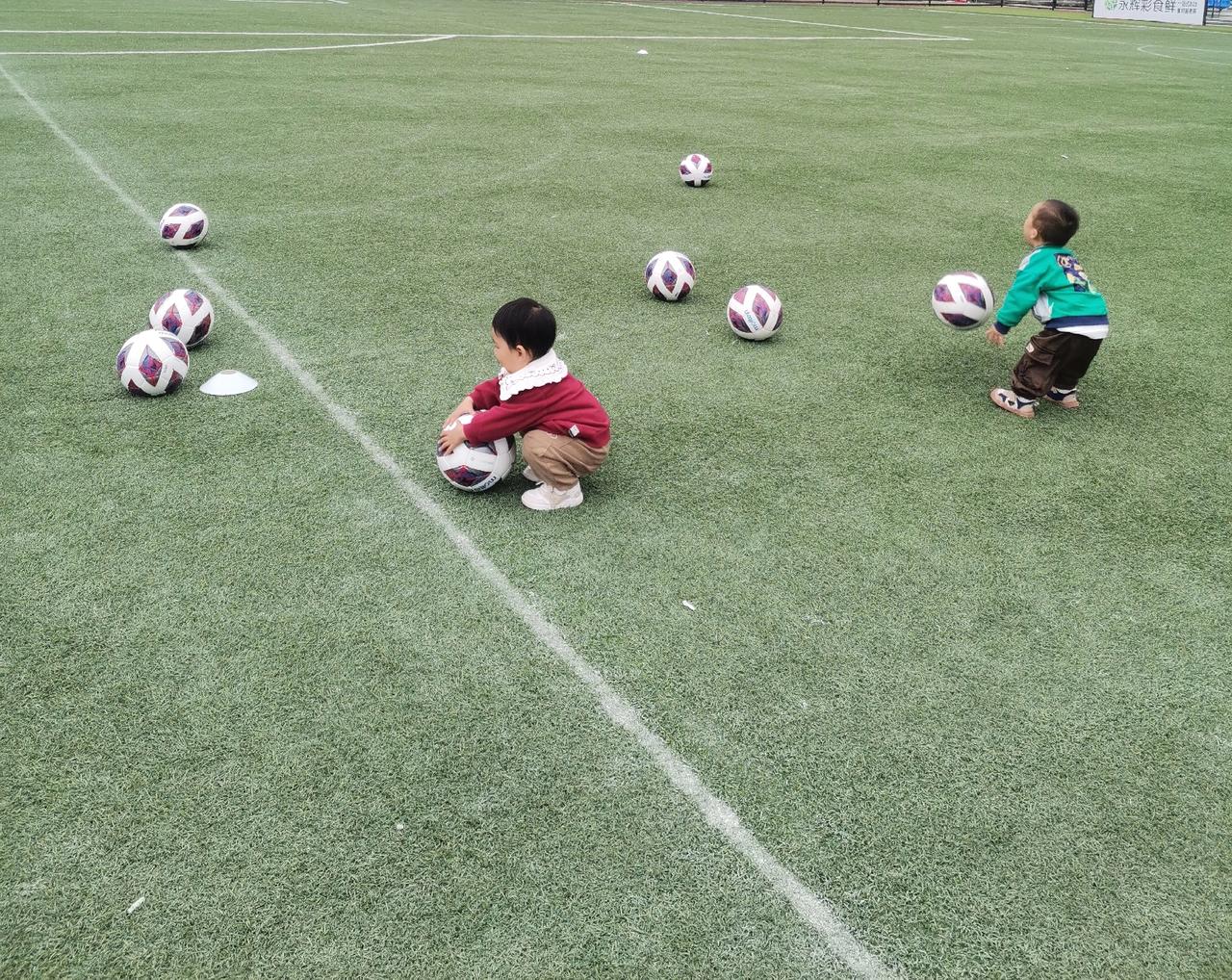 分享我这周有趣的事：去足球场抓拍得几位好小的小小朋友在玩足球，去重庆东站拍打卡点