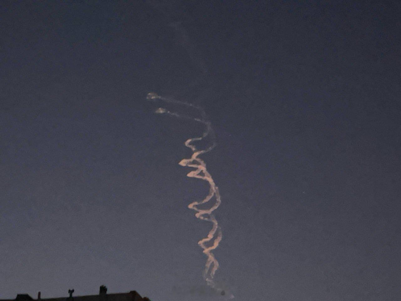 伊朗对美国军事基地发动猛烈袭击，首波打击目标为约旦。导弹射向约旦境内的美军穆瓦法
