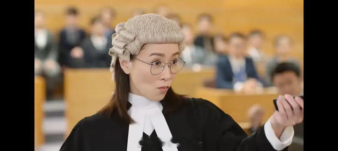 现实里的律师是这样的吗？不仅显得轻浮，就连抗辩都像在念新闻稿，这也太脱离实际了吧