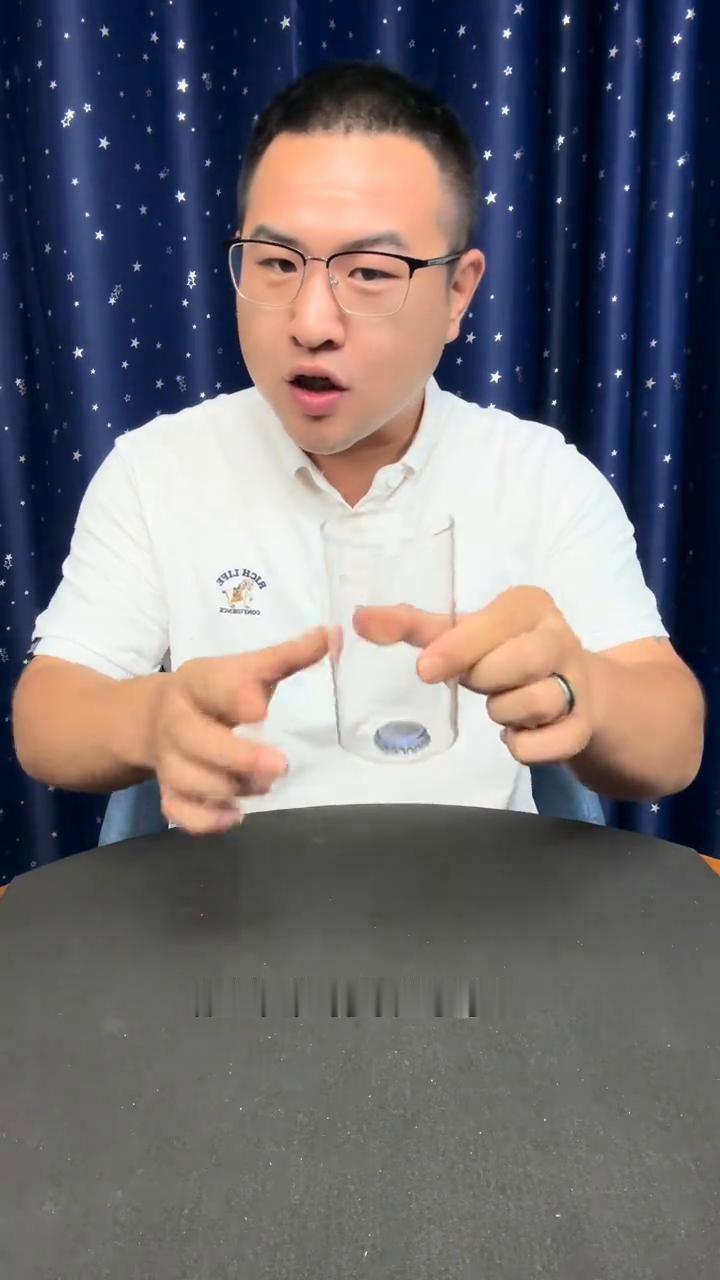 堵住杯口，硬币穿越杯子。
瓶盖穿进去了，美女懵圈了，怎么进去的？不知道，帅哥配合