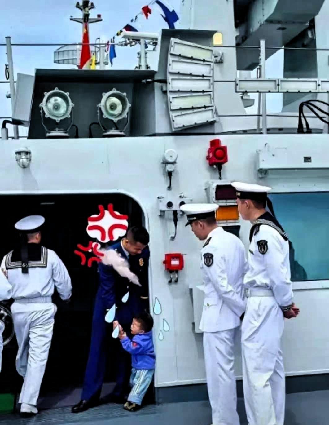 真没想到，能让咱们东方大国海军束手无策的，居然是个小屁孩。
 
军舰开放日活动现