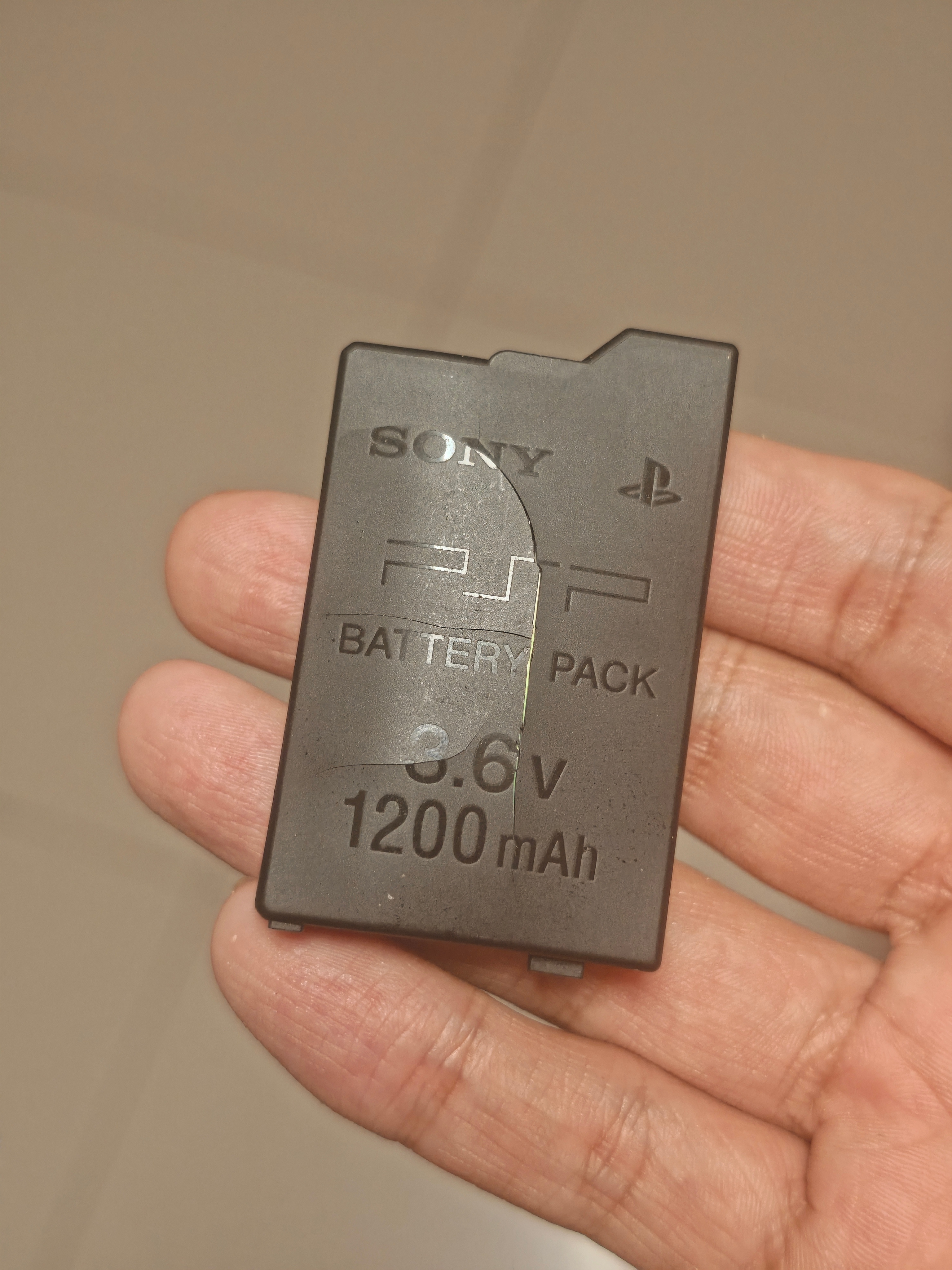 刚看球，看了一眼我的PSP，发现电池鼓包了这还是日产的，当年香港买的。 