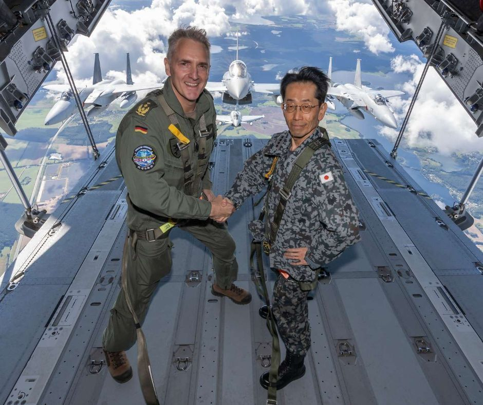 航空自卫队参谋长森田健弘与德国空军参谋长霍尔格·诺伊曼合影。身后是两国的的台风和