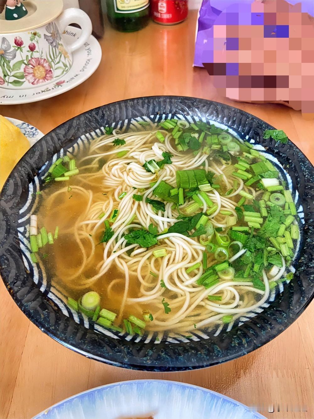 晒一晒最近吃过的美食一碗普通的清汤挂面，放点小葱，香菜，盐，生抽，香油，就是一顿