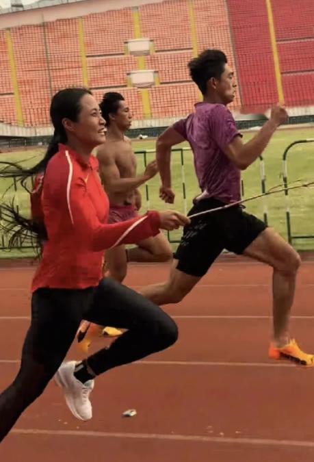 山东，一位教体育的女老师火了！不是因为她长得多漂亮，而是她40岁的年纪还手持教棍