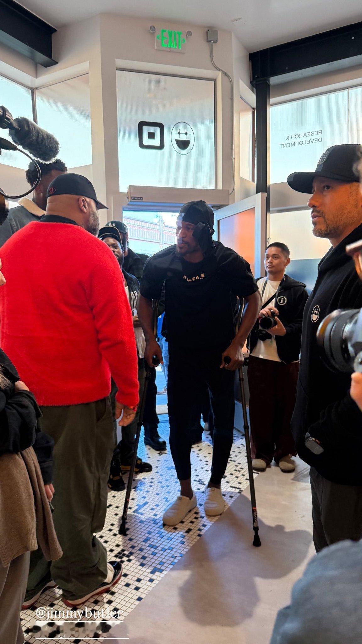 巴特勒今日现身湾区“大脸咖啡”开业街区派对金州勇士吉米巴特勒