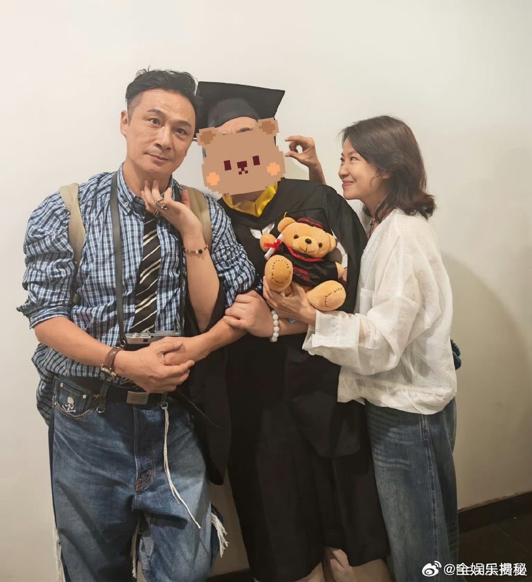 费曼高中毕业了吴镇宇和妻子参加费曼高中毕业典礼 费曼已经高中毕业了，吴镇宇和妻子