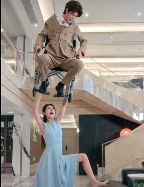 她柔弱不能自理，但是可以举起坐在轮椅上的霸总