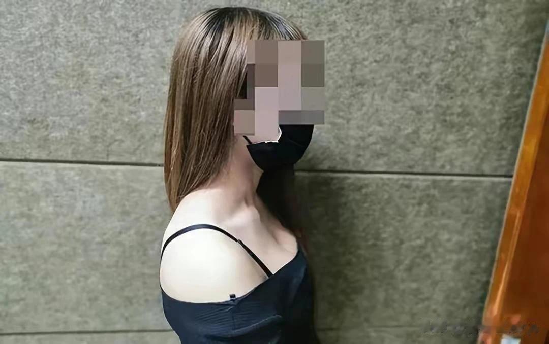 卖淫嫖娼是指有人以娱乐、餐饮、夜总会等行业为名从事卖淫活动，并通过各种手段引诱他