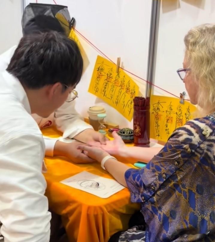 这下真是颠覆了认知
一直以为外国人很理智，外国很讲科学。万万没想到，原来他们比中