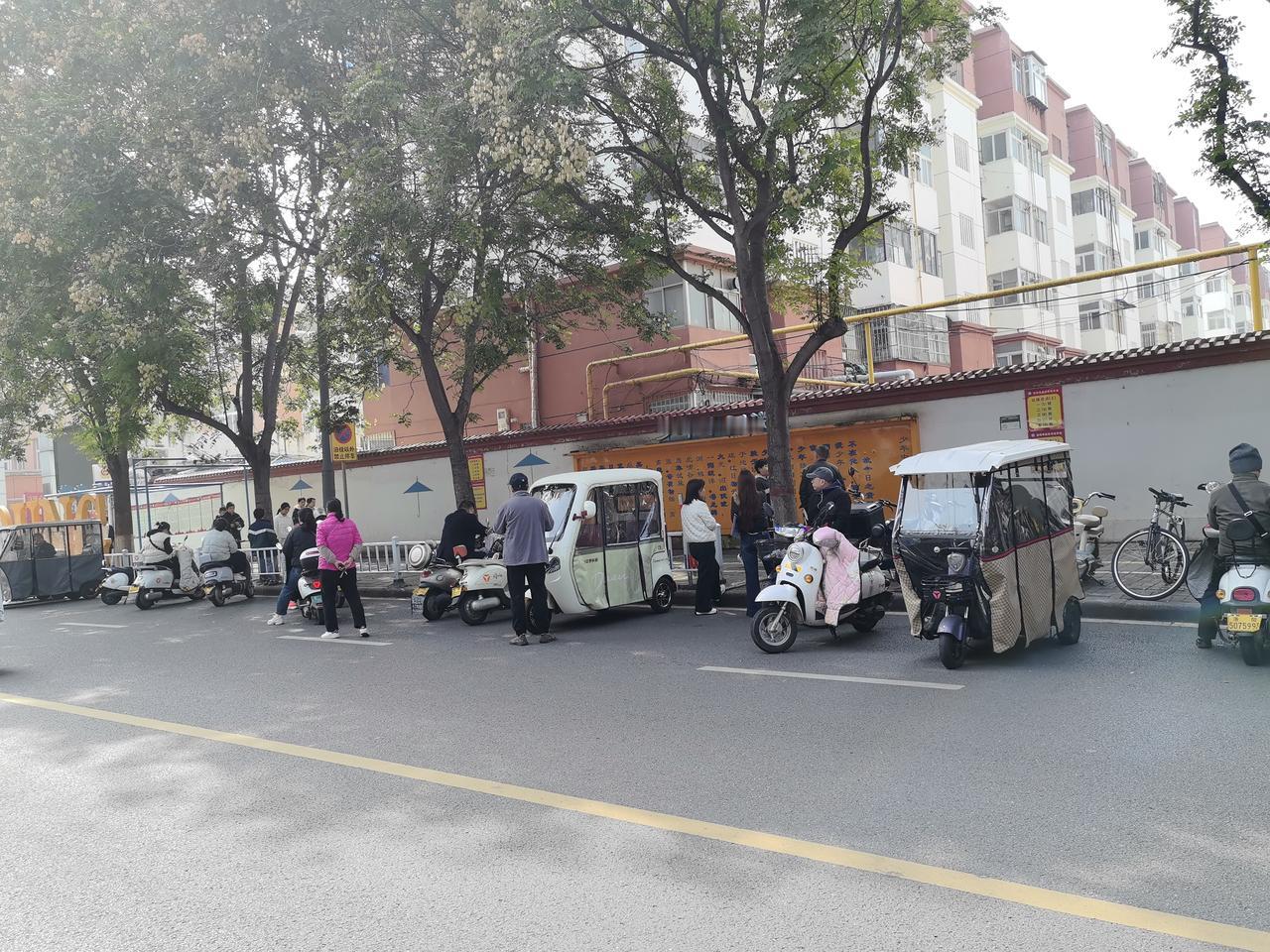 接孩子神器，看看学校门口这一辆辆小三轮，都是接孩子的。
      一到放学时间