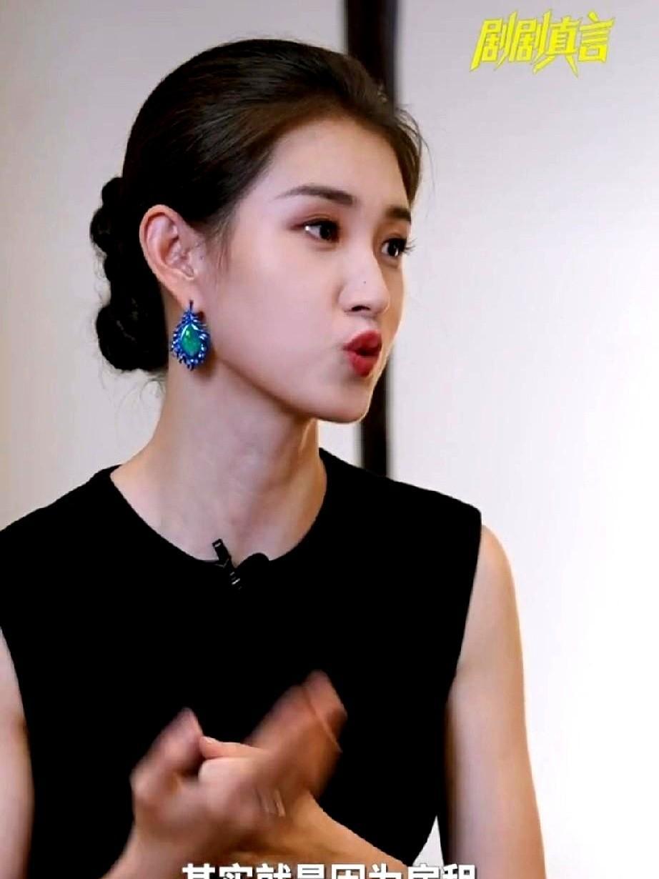 郭宇欣没等戏找她，她去追戏了。
不是大制作，没红毯，一集两分钟，拍得比谁都狠。