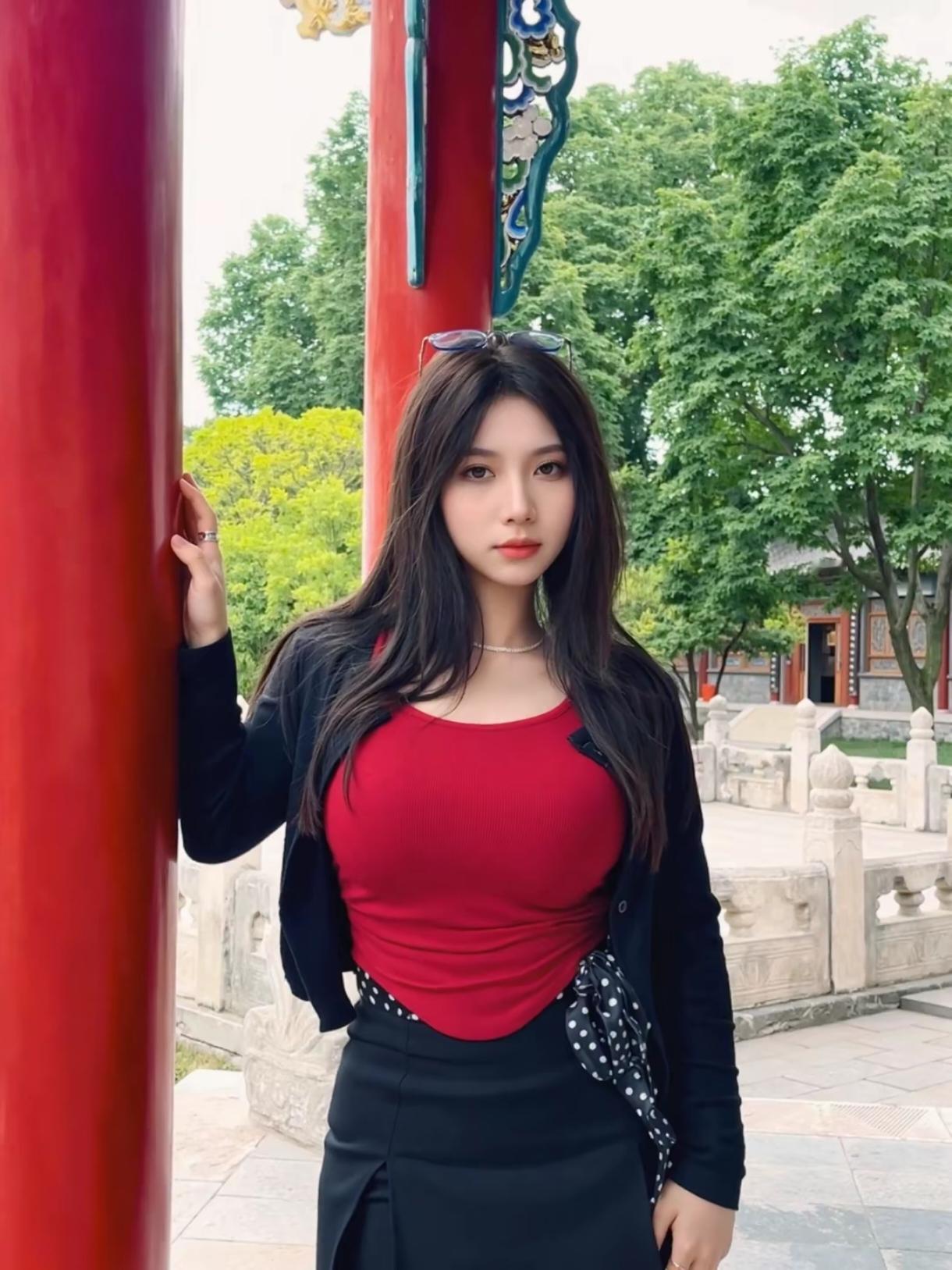 逛古园的日子也太舒服了吧～红衫配黑裙，撞着满园的绿与红枫的艳，倒生出几分随性的俏