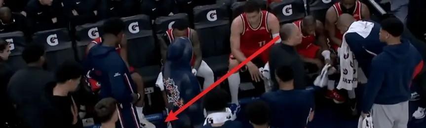 那半步防守松懈，直接引爆了砸碎的和踢飞的战术板。
第三节一次轮转，就慢了半步。