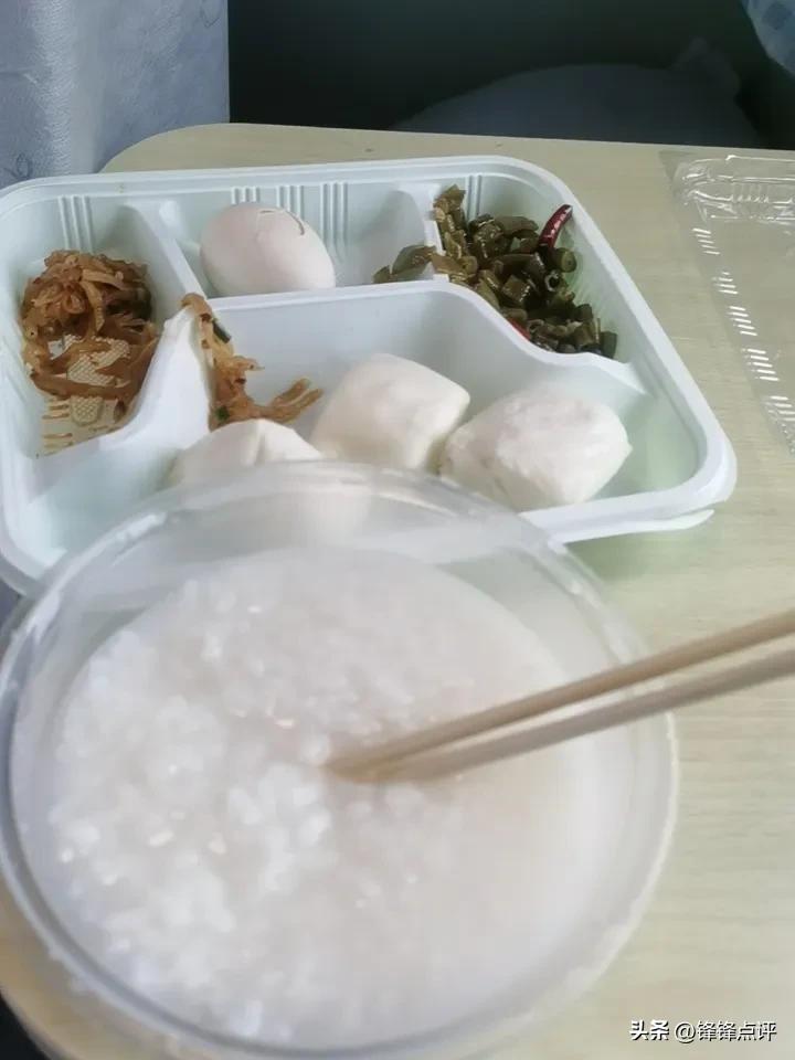绿皮车上的早饭，十五元，真的便宜！哈哈