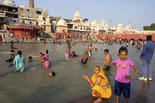 GDP飙升、印度赶超日本成为世界第四大经济体的热闹背后，是人均GDP仅约2700