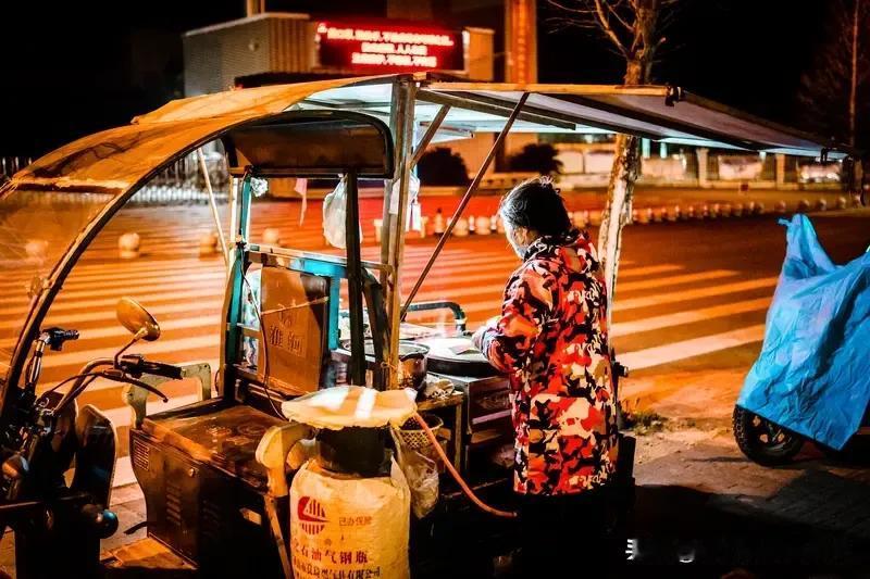 你发现没？现在的人特别爱表演“轻松”。朋友圈里的旅行照永远是日出时分的剪影，小红