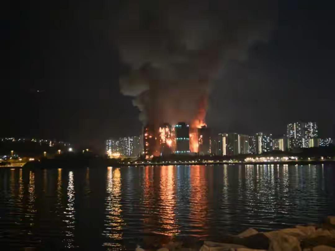 香港大埔火灾继续升级，现场传出爆炸声，最新画面11月26日下午，香港大埔区宏福苑