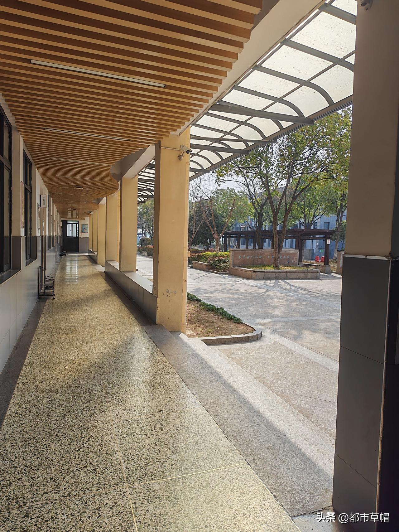 正是学生午睡的时间，我去卫生间方便，看到几个不爱学习的孩子在厕所逗留，见到我赶快