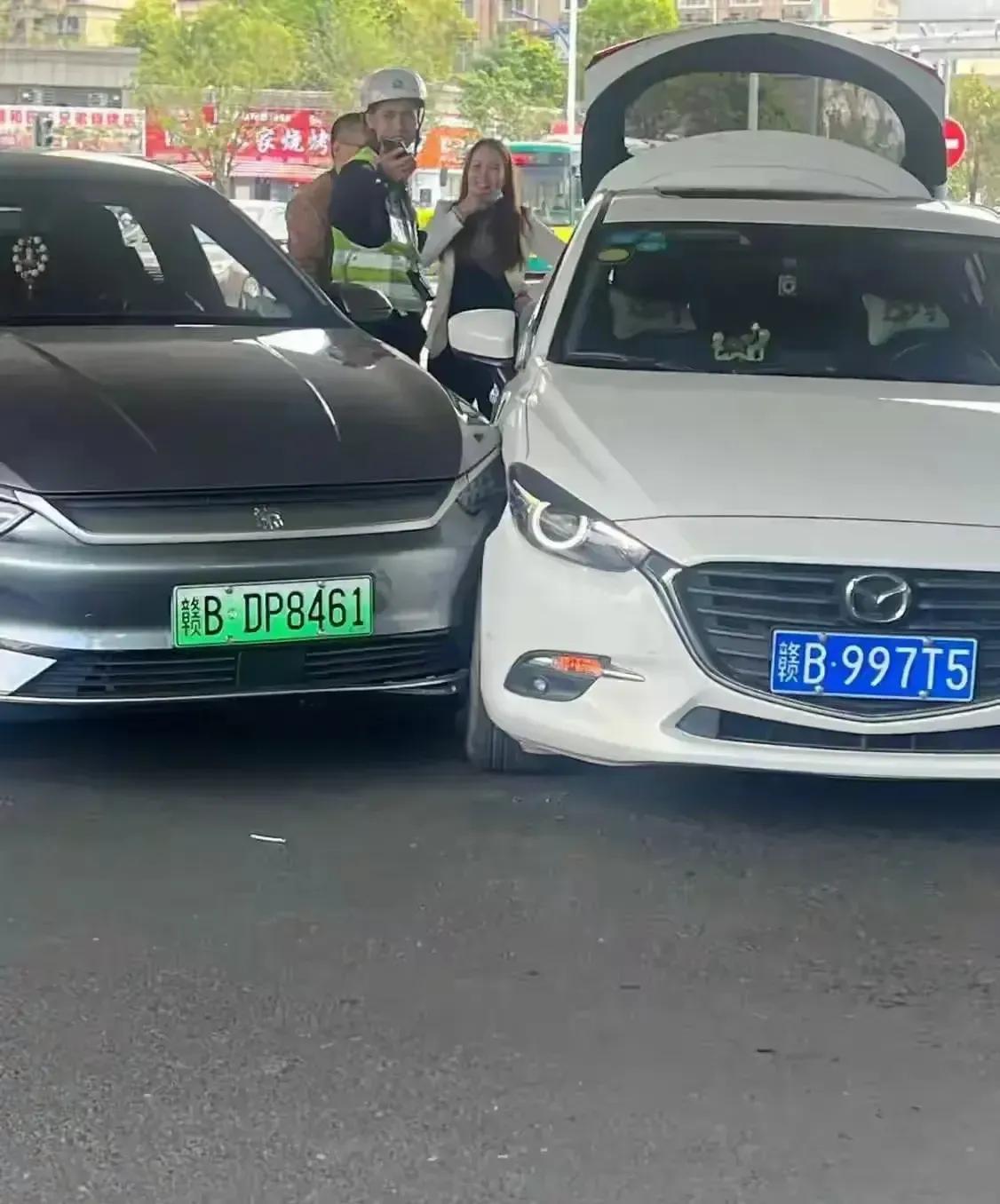 诠释了什么叫做异性相吸，就是这两车一撞，一辆是新能源车一辆是马自达车，一位男车主