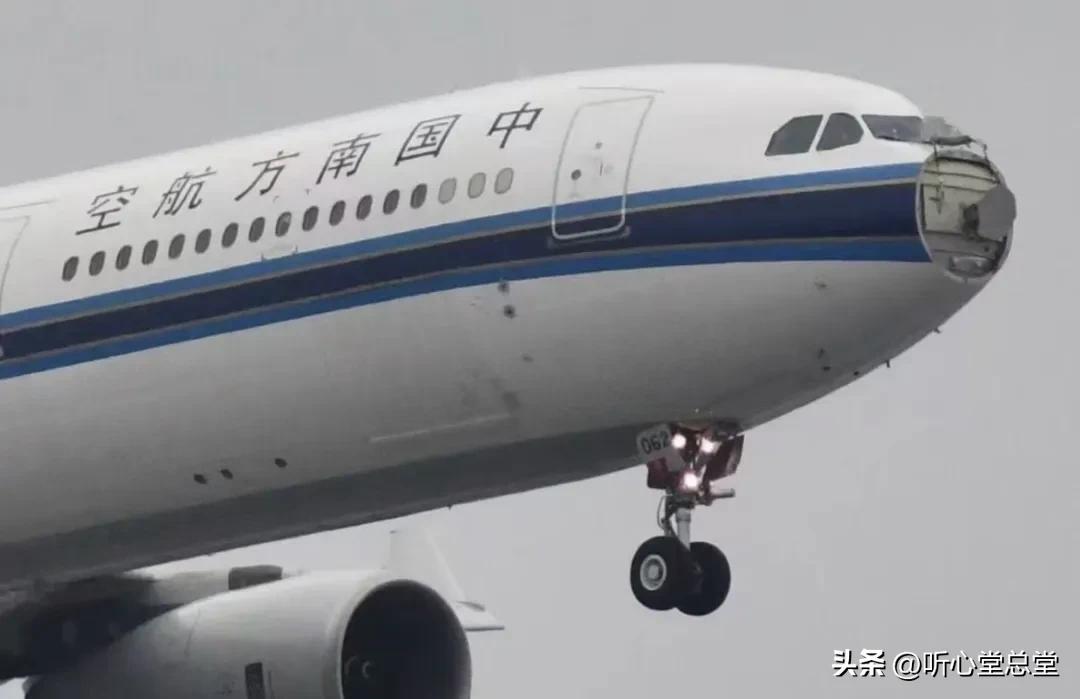 南航CZ3554航班起飞后遭鸟击，已安全返航。南航航班遭鸟击
3月21日中午，南