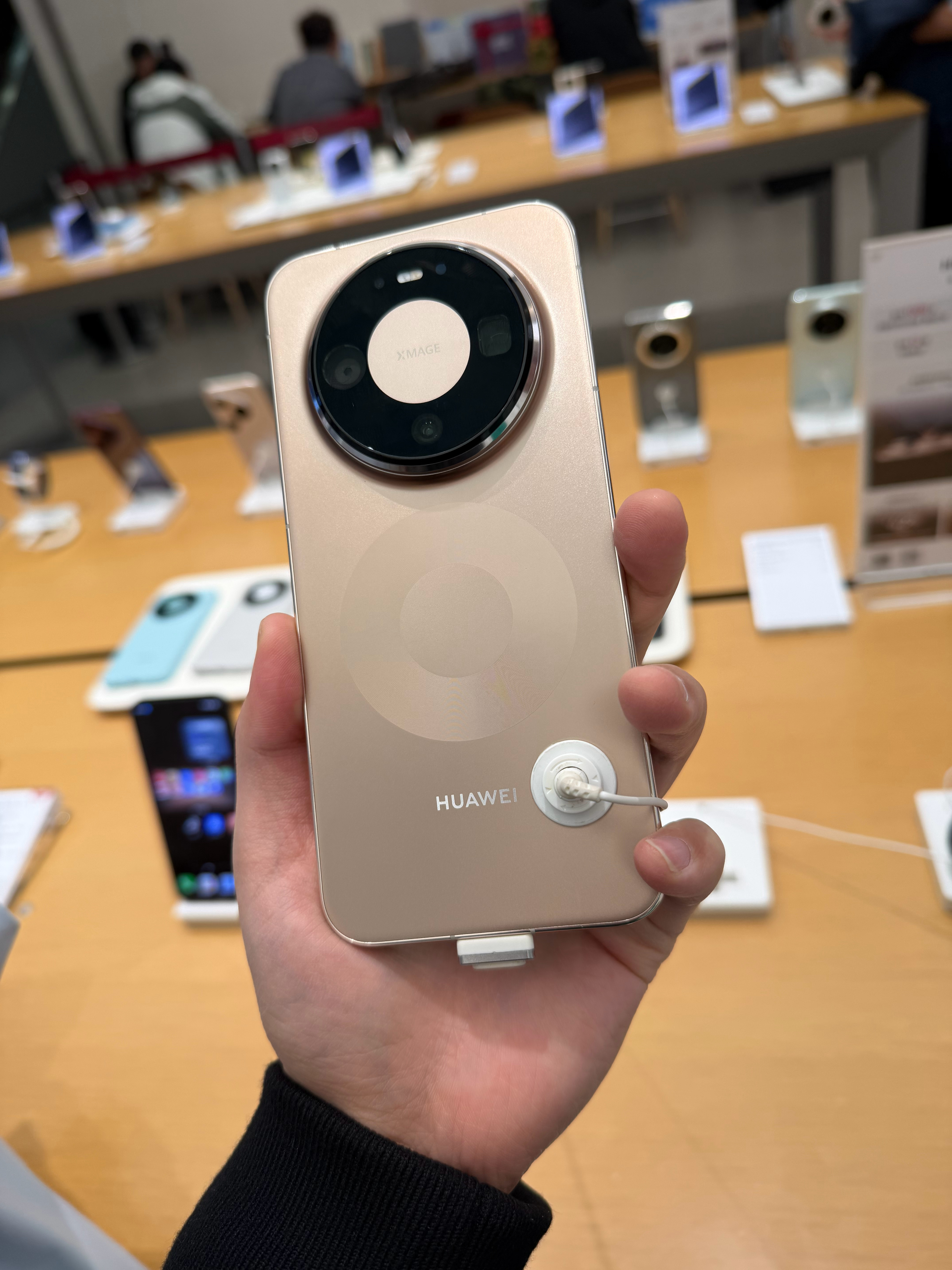 一眼贵！华为Mate 80 Pro Max金色 富贵大气，太顶了！