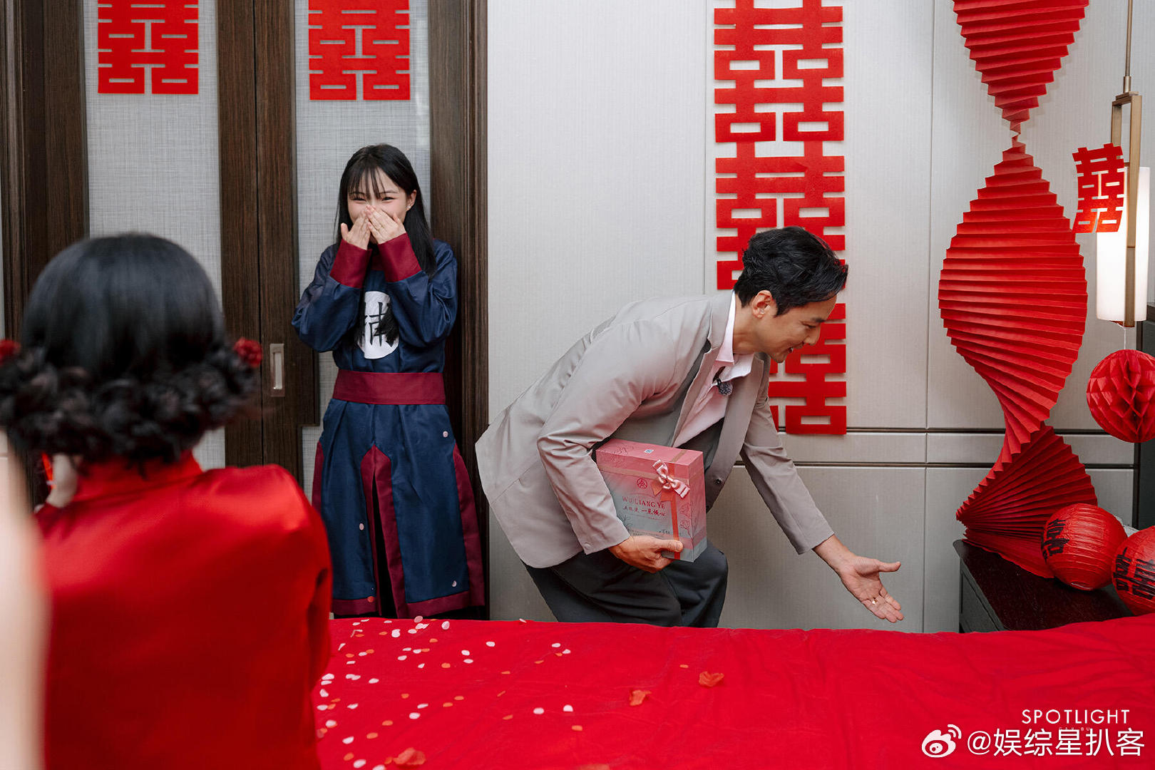 早知道是吴彦祖就不堵门了 这波真的爽炸！新人幸福，嘉宾是吴彦祖，完美婚礼！ 