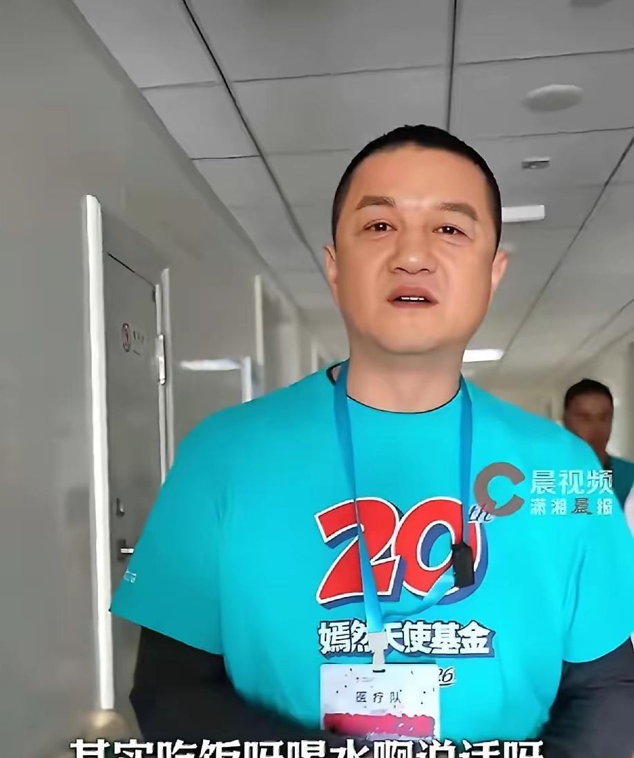 一个商场上的彻底失败者，却成了15000个孩子的“再生父母”。
他做地产、做餐