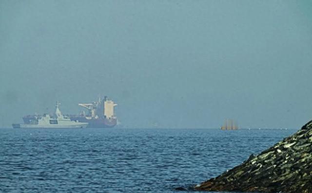 两万名海员被困在波斯湾，几百艘货轮动弹不得，这场面你敢信？更离谱的是，有人竟然想
