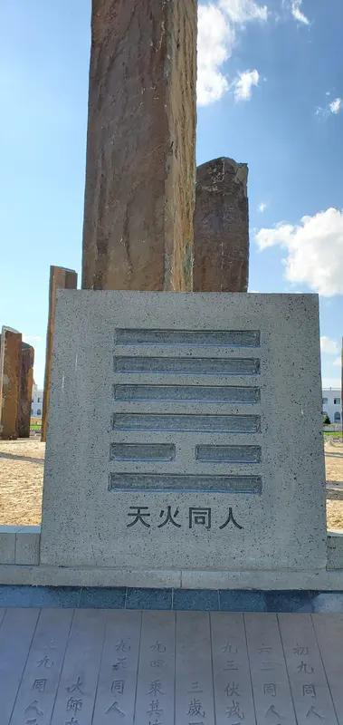 春夏秋冬遇佳运
东西南北逢贵人
解析：四季与四方相对应，“逢好运”和“遇贵人”对