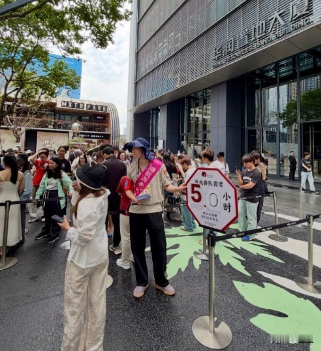 原价十几块的奶茶卖到140一杯？深圳人凌晨4点半排队5小时，把黄牛都喂饱了！
