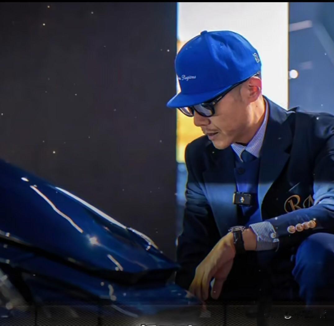 大冰哥有一个很厉害的技能，就是“听声识人”，他能听到对面说了一两句话后，就猜到对