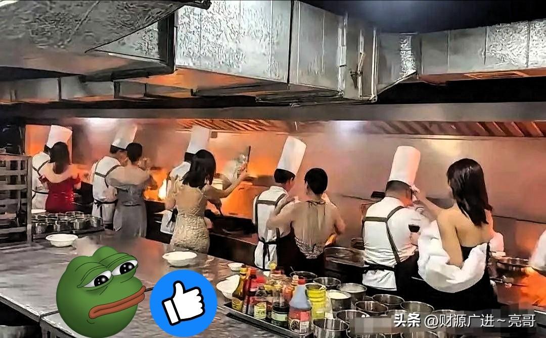 如今不少网红饭店另辟蹊径打造后厨特色，打破传统厨房沉闷刻板的印象。

厨师掌勺颠