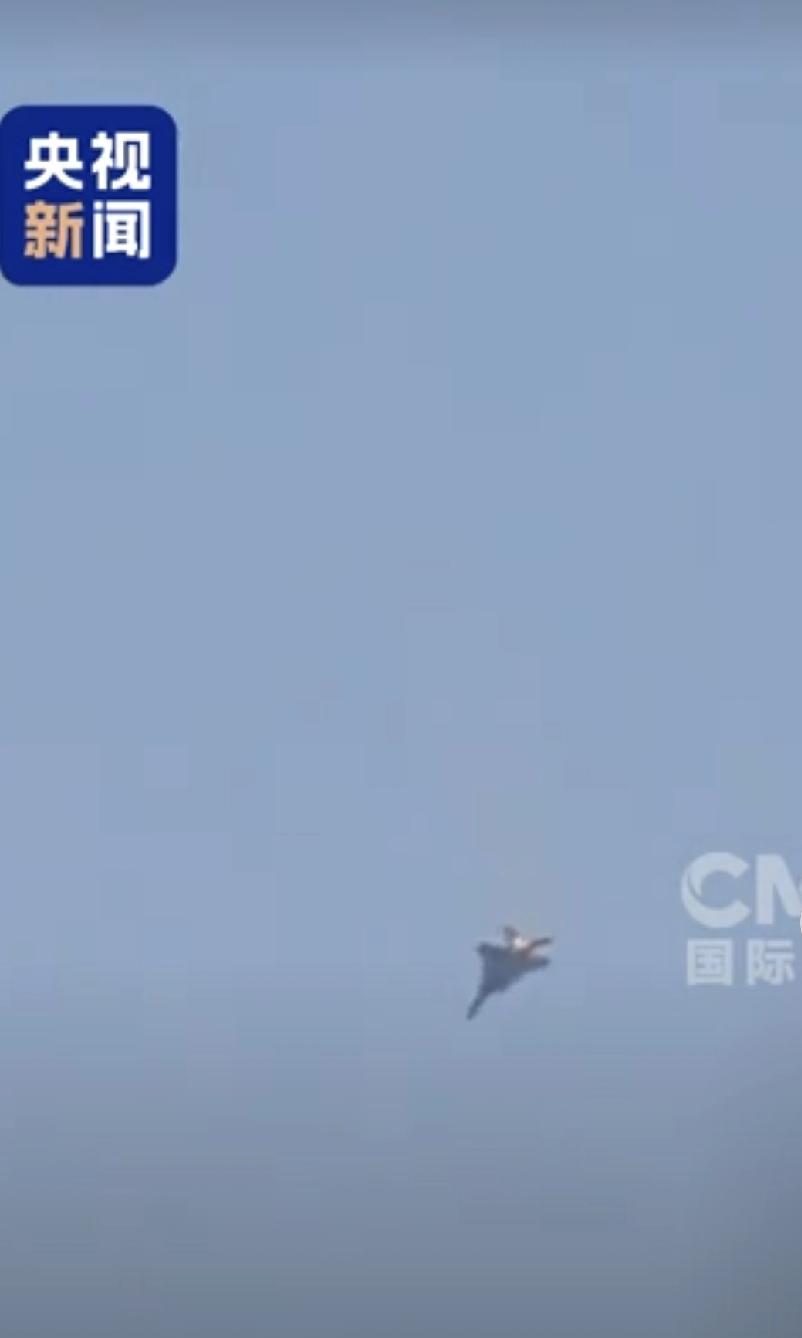 丢不起那人，美国跳伞飞行员被塞后备箱拉走，你好歹弄个救护车表示一下也对美国大兵的