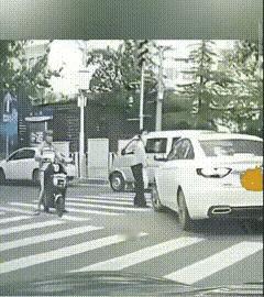 这个开轿车的，的确是法律意识淡薄，撞了人还想逃逸，这真是太愚蠢了，本来车辆和行人