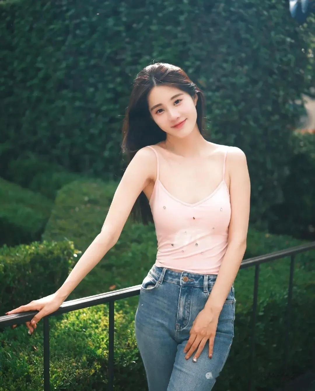 春日生活打卡季夏日清新，佳人倚栏立，公园绿意盎然，少女甜蜜的微笑。