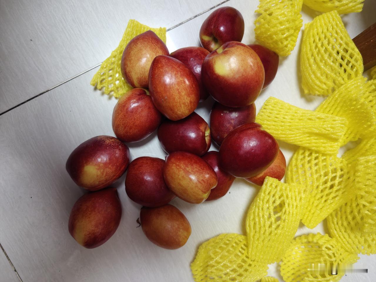 今日拼多多油桃
个头一般，但无坏果，到货时称了一下，两斤六两不到五块钱一斤，比超