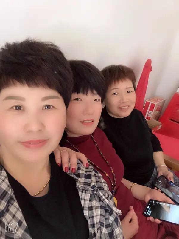 一到过年怕回家，
囊中羞涩愧爹妈；
三姑六婶围来问，
可曾富贵要成家。