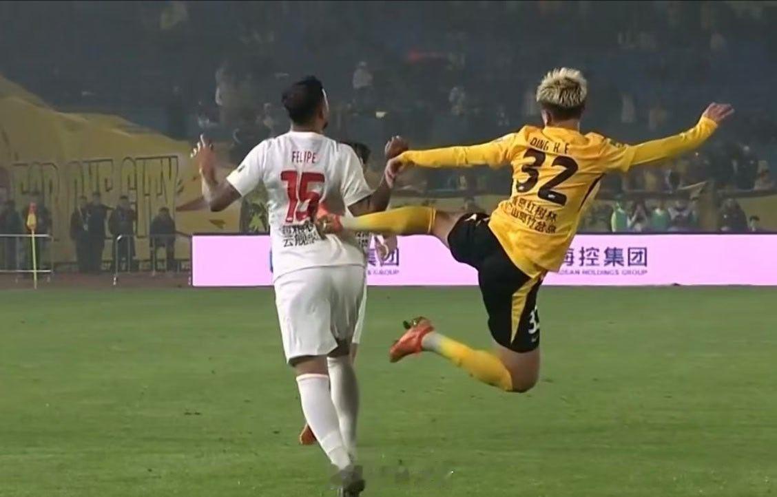 瞪眼战神的球队真不行啊，不会第一个下课吧中超联赛 青岛西海岸vs辽宁铁人  这一