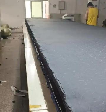 广州，一名男子在服装公司试工不到1个小时，老板发现他技术不过关，给了他50元让他