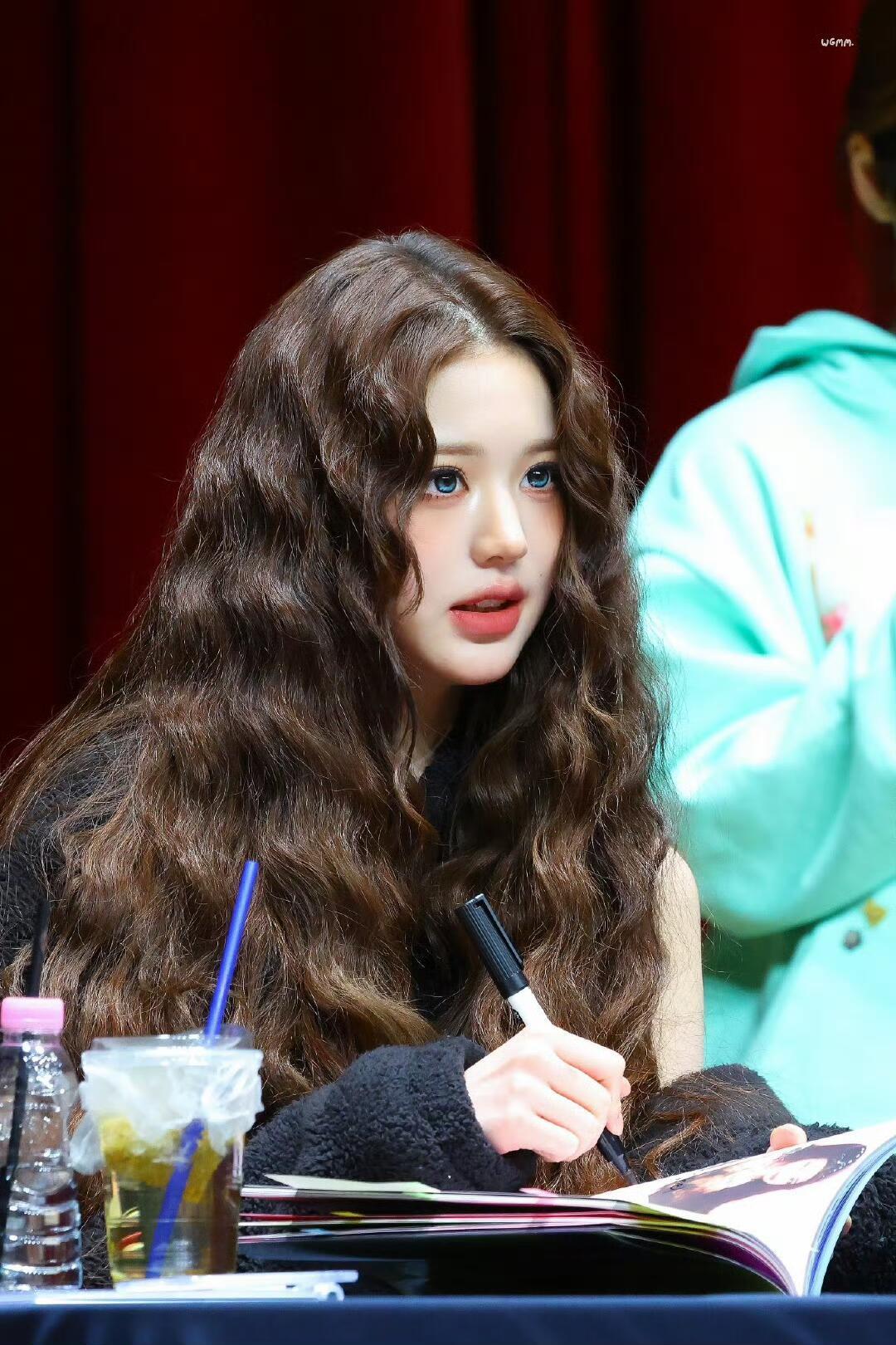 羊毛卷发型在doll感这块 配上张元英的脸完全就是我心中完美doll….💕 